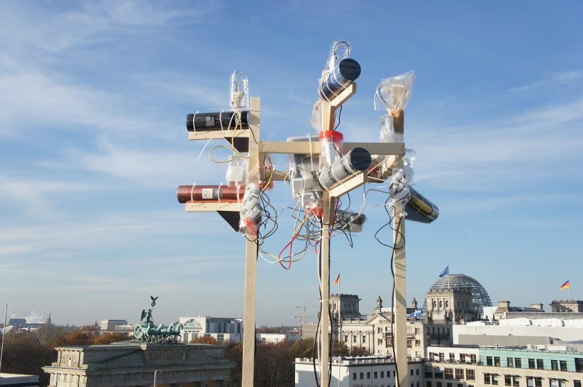Antennen auf der Akademie der Künste in Berlin, im Hintergrund der Reichstag und das Brandenburger Tor