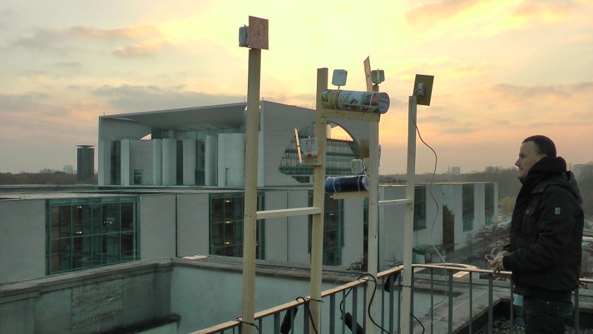 Antennen auf der Schweizer Botschaft in Berlin, mit Blick auf das Bundeskanzleramt